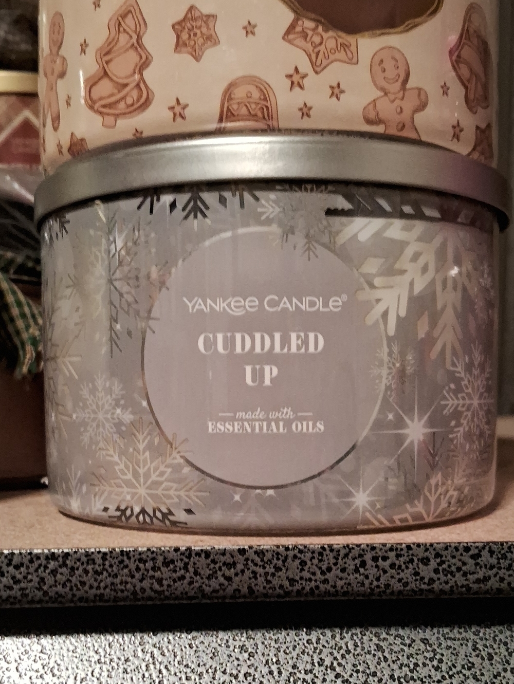 Yankee Candle Cuddled Up Tin — Silver White Gold Accents